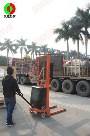 客戶訂購的兩套渦流洗菜機裝車出貨