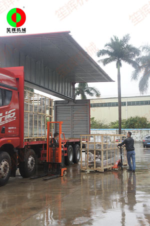 上?？蛻羲奶诇u流清洗設(shè)備雨中裝車出貨