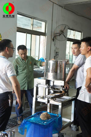 佛山客戶定購的肉餅成型機裝車出貨！