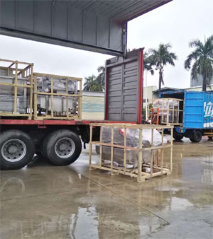 停雨間隙，抓緊時(shí)間兩車同時(shí)裝車發(fā)貨！