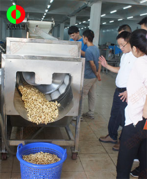 客戶到公司現(xiàn)場考察,并測試果蔬清洗機對花生的清洗效果！