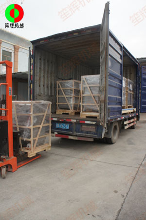 客戶訂購的切菜機及切肉機等一批食品加工機械裝車出貨！