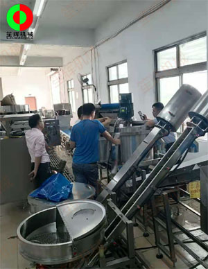 客戶現場測試排骨切丁、清洗、連續式脫水系統生產線!