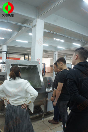 客戶考察我司軟硬件實力，現場測試多功能洗菜機及渦流洗菜機等設備！