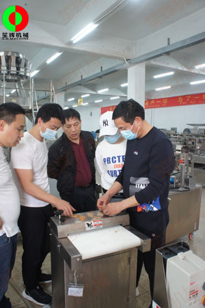 山東客戶一行親臨我司考察，購(gòu)買魷魚去皮、魷魚切圈等水產(chǎn)加工設(shè)備！