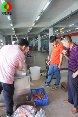 佛山某肉食品加工配送中心客戶一行人親臨我司測試訂購洗排骨機等設備！