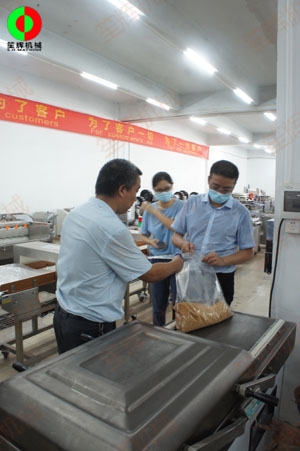 東莞客戶一行考察我司生產工廠，測試購買真空包裝機！