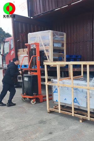 洗菜機和切菜機發往江西客戶!