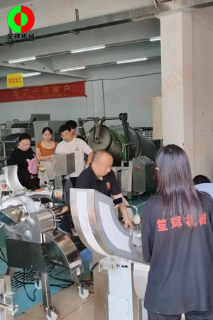 客戶(hù)來(lái)廠(chǎng)驗(yàn)收測(cè)試一批蔬果加工設(shè)備!